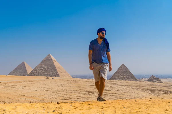 Mladý Muž Modrém Turbanu Kráčející Vedle Pyramid Gíze Nejstarší Pohřební — Stock fotografie