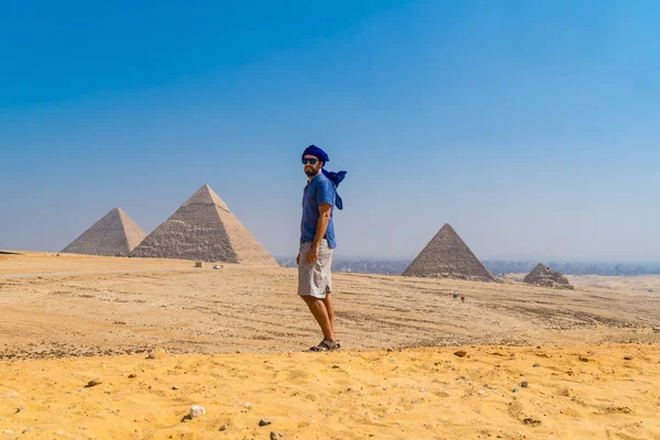 Portrét Mladého Muže Modrém Turbanu Kráčejícího Vedle Pyramid Gíze Nejstarší — Stock fotografie