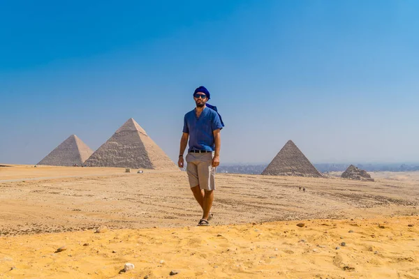 Portrait Jeune Homme Dans Turban Bleu Marchant Côté Des Pyramides — Photo