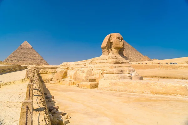 吉萨大狮身人面像和吉萨金字塔的背景 吉萨金字塔是世界上最古老的殡仪馆 在埃及开罗市 — 图库照片