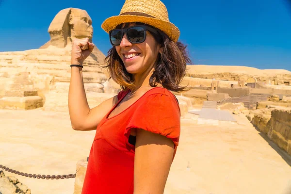 Turista Jovem Vestido Vermelho Brincando Grande Esfinge Gizé Fundo Pirâmides — Fotografia de Stock