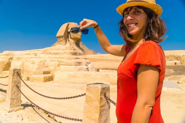 Joven Turista Vestido Rojo Bromeando Con Gran Esfinge Giza Fondo — Foto de Stock