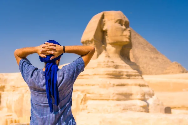 Ung Turist Nära Den Stora Sfinxen Giza Klädd Blått Och — Stockfoto
