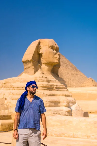 Jovem Turista Perto Grande Esfinge Gizé Vestido Azul Turbante Azul — Fotografia de Stock