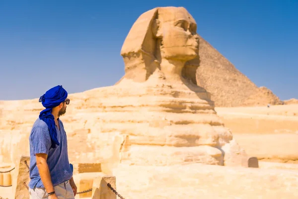 Ung Turist Nära Den Stora Sfinxen Giza Klädd Blått Och — Stockfoto