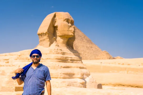 ギザの大スフィンクスの若い観光客が青と青のターバンに身を包んだ エジプトのカイロ — ストック写真