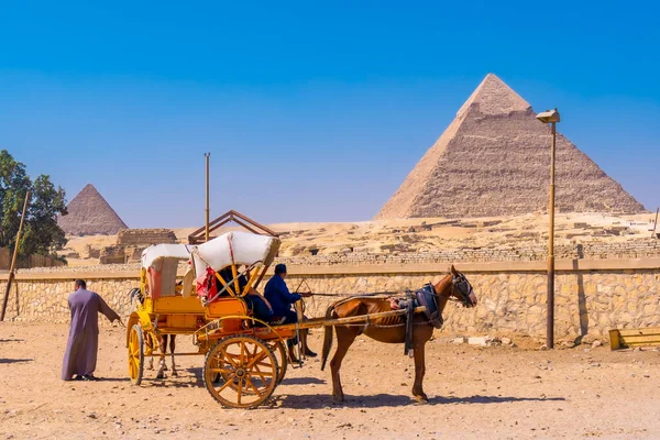 Kair Egipt Październik 2020 Pracownicy Przewozu Włosów Piramidach Gizie Najstarszy — Zdjęcie stockowe