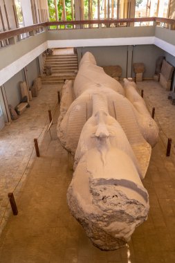 Mısır 'ın Kahire kentindeki Memphis müzesinde bulunan Ramses Heykeli' nin ayrıntıları. Ptah tanrısına tapılan antik şehir.