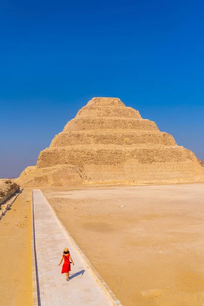 Uma Jovem Mulher Visitando Pirâmide Djoser Saqqara Egito Necrópole Mais — Fotografia de Stock