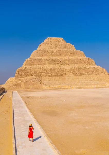 Nuori Nainen Vierailee Djoserin Porrastetussa Pyramidissa Saqqarassa Egyptissä Memphisin Tärkein — kuvapankkivalokuva