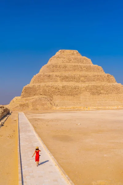 Nuori Nainen Punaisessa Mekossa Vierailemassa Djoserin Porrastetussa Pyramidissa Saqqarassa Egyptissä — kuvapankkivalokuva