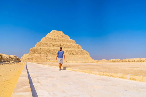 一个年轻人走在萨卡拉乔瑟的阶梯金字塔中 孟菲斯最重要的墓地世界上第一个金字塔 — 图库照片