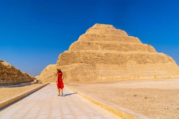 Ung Turist Röd Klänning Stepped Pyramid Djoser Saqqara Egypten Den — Stockfoto