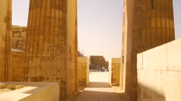 在萨卡拉的Djoser金字塔台阶上的入口纵队中行走 孟菲斯最重要的墓地世界上第一个金字塔 — 图库视频影像