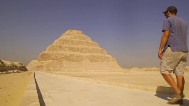 一对欧洲游客夫妇参观了位于萨卡拉的Djoser的阶梯金字塔 孟菲斯最重要的墓地世界上第一个金字塔 — 图库视频影像