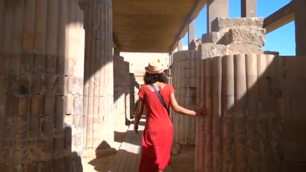 Saqqara的Djoser阶梯塔入口处的一个年轻女子 孟菲斯最重要的墓地世界上第一个金字塔 — 图库视频影像