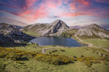 Asturias 'taki Covadonga Gölü, güzel bir bahar günbatımı, Picos de Europa. İspanya