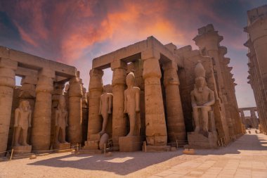 Antik Mısır firavunlarının heykelleri ve Luxor Tapınağı sütunlarındaki çizimler. Mısır