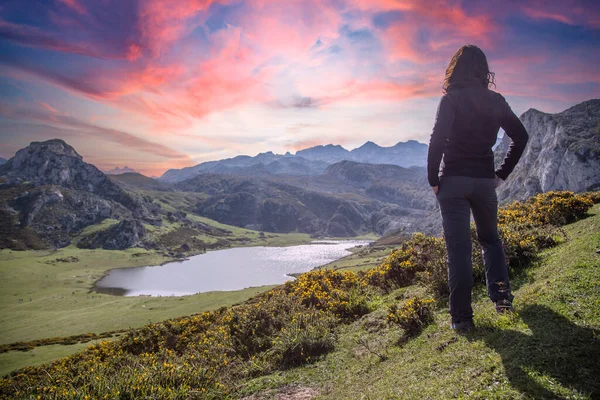 Eine Junge Frau Blickt Auf Den Schönen Covadonga See Asturien — Stockfoto