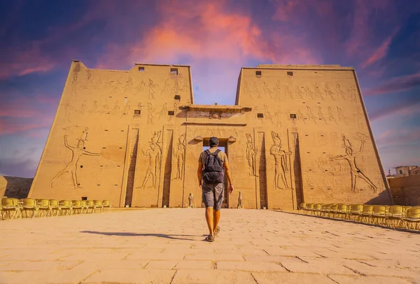 Nuori Turisti Saapuu Edfun Temppeliin Edfun Kaupungissa Auringonlaskun Aikaan Egyptissä — kuvapankkivalokuva