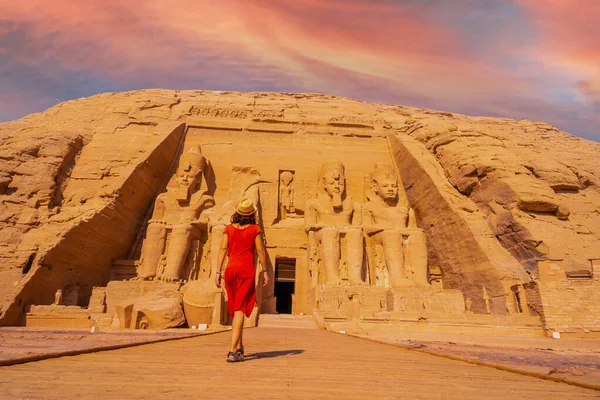 Uma Jovem Turista Vestido Vermelho Caminhando Direção Templo Abu Simbel — Fotografia de Stock