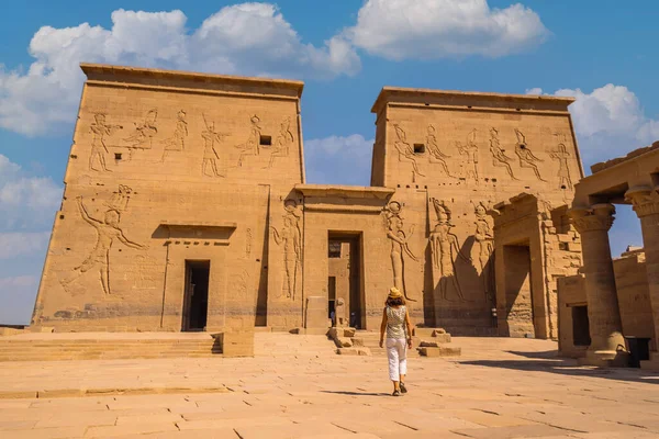 Genç Bir Turist Aşk Tanrıçası Isis Adanmış Bir Tapınak Olan — Stok fotoğraf