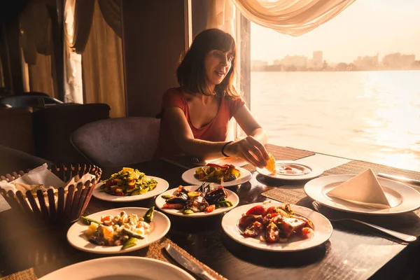 Joven Turista Cenando Barco Nilo Una Comida Tradicional Egipcia Con — Foto de Stock