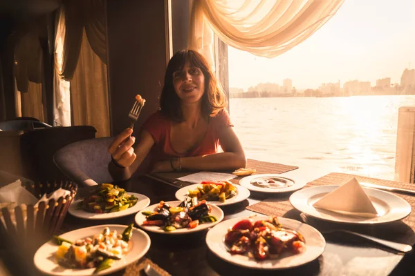 Joven Turista Cenando Barco Nilo Una Comida Tradicional Egipcia Con — Foto de Stock