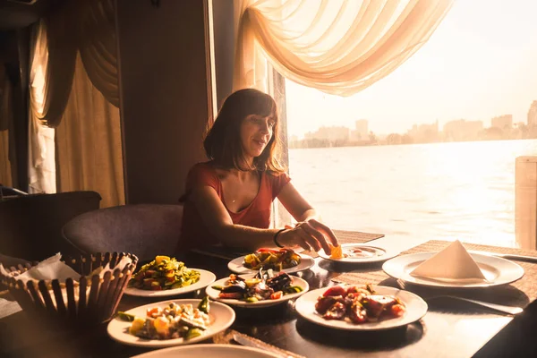 Ein Junger Tourist Isst Auf Einem Boot Auf Dem Nil — Stockfoto