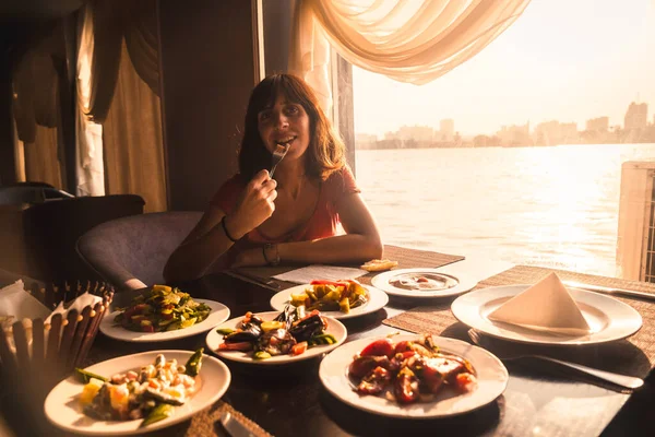 Una Joven Europea Cenando Barco Nilo Una Comida Tradicional Egipcia — Foto de Stock