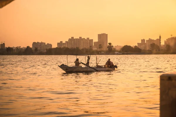 Paikallisten Kalastajien Perhe Auringonlaskun Aikaan Niilillä Taustalla Kairon Kaupunki Afrikka — kuvapankkivalokuva