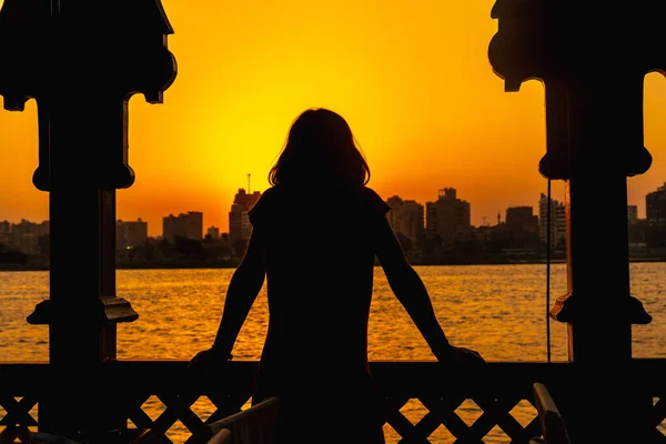 Una Mujer Joven Mirando Puesta Sol Naranja Río Nilo Sol —  Fotos de Stock