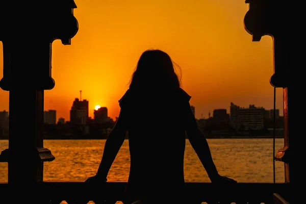 Una Mujer Joven Mirando Puesta Sol Naranja Río Nilo Desde —  Fotos de Stock