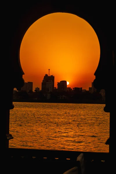 Pomarańczowy Zachód Słońca Rzece Nilu Łodzi Słońce Ukrywa Się Budynkach — Zdjęcie stockowe