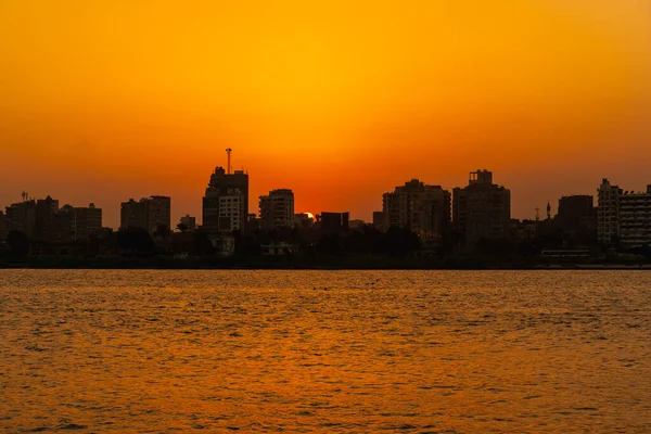 Pôr Sol Horizonte Cidade Cairo Sol Põe Sobre Edifícios Cidade — Fotografia de Stock