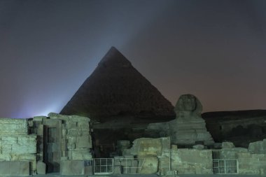 Giza 'nın güzel piramitleri ve sfenkslerinde ses ve ışık gösterisi. Kahire şehrinde bir gece. Afrika
