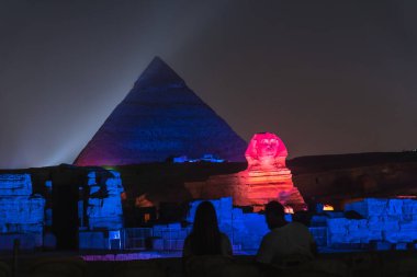 Giza 'nın güzel piramitleri ve sfenkslerinde ses ve ışık gösterisi. Kahire şehrinde bir gece. Afrika
