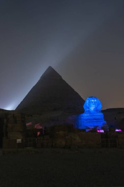 Giza 'nın güzel piramitleri ve sfenkslerinde ses ve ışık gösterisi. Kahire şehrinde bir gece. Afrika