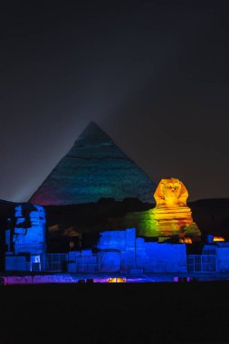 Giza 'nın güzel piramitleri ve sfenkslerinde ses ve ışık gösterisi. Kahire şehrinde bir gece. Afrika