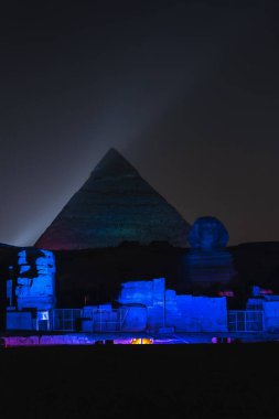 Giza 'nın güzel piramitleri ve sfenkslerinde ses ve ışık gösterisi. Kahire şehrinde bir gece. Afrika
