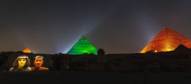 Giza 'nın güzel piramitleri ve sfenkslerinde ses ve ışık gösterisi. Kahire şehrinde bir gece. Afrika