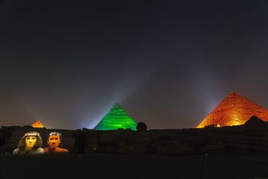 Giza 'nın güzel piramitleri ve sfenkslerinde ses ve ışık gösterisi. Kahire şehrinde bir gece. Afrika