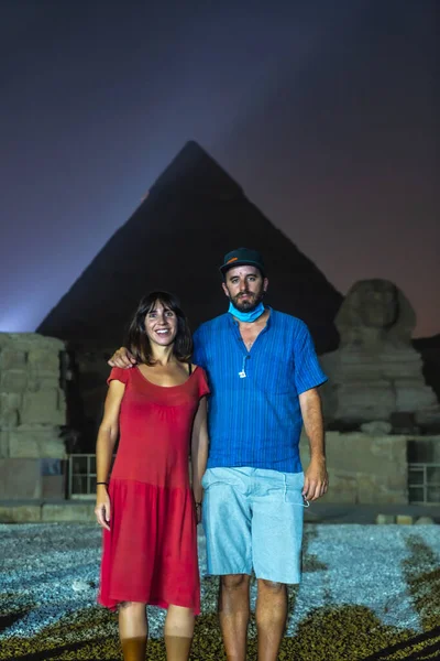 Tourist Couple Sound Light Show Beautiful Pyramids Sphinx Giza Night — Stock Photo, Image