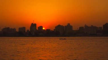 Günbatımı Kahire şehrinin ufuk çizgisinde, güneş arka plandaki Kahire şehrinin binalarının üzerine batar. Afrika