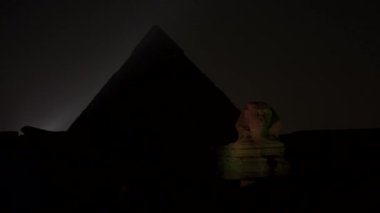 Giza 'nın güzel piramitleri ve sfenkslerinde ses ve ışık gösterisi. Kahire şehrinde bir gece. Afrika