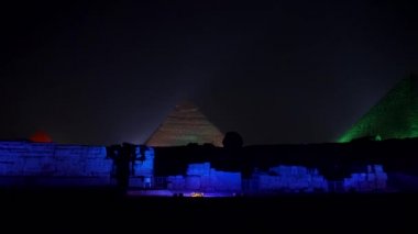 Giza 'nın güzel piramitleri ve sfenkslerinde ses ve ışık gösterisi. Kahire şehrinde bir gece. Afrika