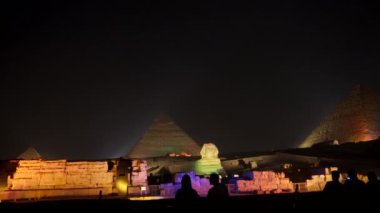 Giza 'nın güzel piramitleri ve sfenkslerinde ses ve ışık gösterisi. Kahire şehrinde bir gece. Afrika