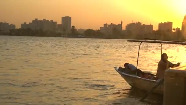 Une Famille Pêcheurs Locaux Coucher Soleil Sur Nil Avec Ville — Video