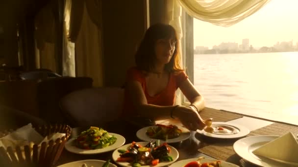 Egy Fiatal Európai Vacsorázik Egy Hajón Níluson Egy Hagyományos Egyiptomi — Stock videók