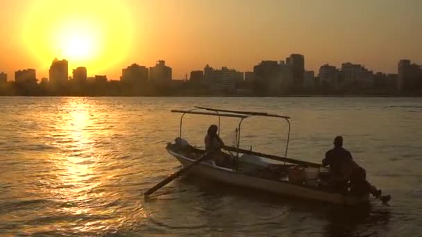 Une Famille Pêcheurs Locaux Coucher Soleil Sur Nil Avec Ville — Video